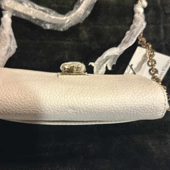 NWT Calvin Klein off white leather pebble grain crossbody bag metallic hardware - Picture 12 of 12